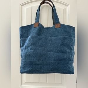 ROOST large, overnight bag, in like new condition.